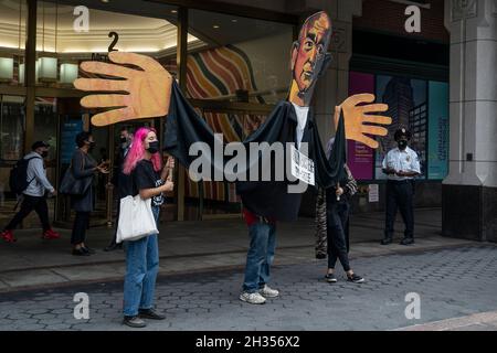 New York, NY - 25. Oktober 2021: Unterstützer der organisierten Gewerkschaft beim Lagerhaus Amazon Staten Island vor dem Außenbüro des NLRB in 2 MetroTech Stockfoto
