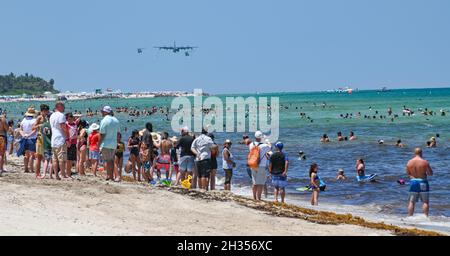 Beobachter am Strand beobachten, wie ein 920. Rettungsflügel HC-130J Combat King II-Flugzeug und zwei HH-60G Pave Hawk-Hubschrauber während der National Salute to America's Heroes Air and Sea Show 2021 am 29. Mai 2021 einen Luft-Luft-Kraftstoff-Helikopter demonstrieren. (USA Luftwaffe Foto von Master Sgt. Kelly Goonan) Stockfoto