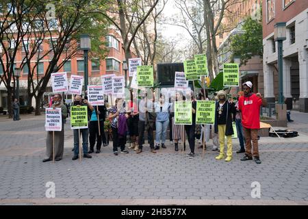 New York, USA. Oktober 2021. Die Unterstützer der Organisierung der Gewerkschaft beim Lagerhaus Amazon Staten Island versammelten sich am 25. Oktober 2021 vor dem Außenbüro des NLRB in der MetroTech 2 in New York. (Foto von Lev Radin/Sipa USA) Quelle: SIPA USA/Alamy Live News Stockfoto
