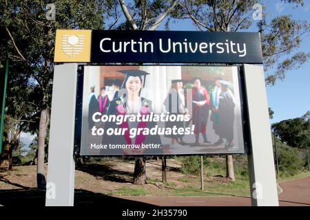 Curtin University Eingangsschild, Herzlichen Glückwunsch an unsere Absolventen, Studenten Abschluss, Perth, Western Australia Stockfoto