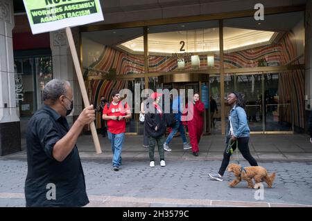 New York, USA. Oktober 2021. Die Unterstützer der Organisierung der Gewerkschaft beim Lagerhaus Amazon Staten Island versammelten sich am 25. Oktober 2021 vor dem Außenbüro des NLRB in der MetroTech 2 in New York. (Foto von Lev Radin/Sipa USA) Quelle: SIPA USA/Alamy Live News Stockfoto