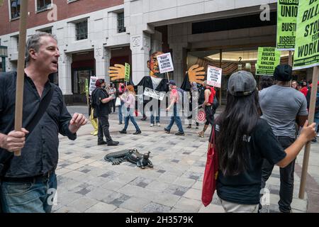 New York, USA. Oktober 2021. Die Unterstützer der Organisierung der Gewerkschaft beim Lagerhaus Amazon Staten Island versammelten sich am 25. Oktober 2021 vor dem Außenbüro des NLRB in der MetroTech 2 in New York. (Foto von Lev Radin/Sipa USA) Quelle: SIPA USA/Alamy Live News Stockfoto