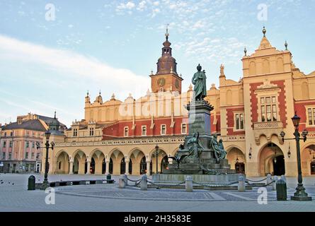 Ein Bronzemonument von Adam Mickiewicz, einem produktiven romantischen Dichter, steht auf dem Hauptmarktplatz vor der Tuchhalle in der Altstadt von Krakau, Polen. Das Denkmal wurde ursprünglich 1898 enthüllt und 1940 teilweise von den Nazis zerstört. Nachdem sie in Hamburg gefunden wurde, wurde das Bronzemuster rekonstruiert und auf seinen Sockel am Krakauer Marktplatz zurückgebracht. Der Platz ist der größte mittelalterliche Platz in Europa mit der Stoffhalle im Renaissance-Stil in der Mitte. Krakau war die alte Hauptstadt Polens, bis es 1945 nach Warschau verlegt wurde. Stockfoto