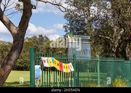 Eine High School in Sydney heißt im Oktober 2021 Schüler willkommen, nachdem die Schulen in ganz New South Wales nach der Sperre von Covid 19, Australien, wieder eröffnet wurden Stockfoto