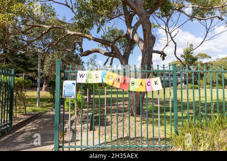 Eine High School in Sydney heißt im Oktober 2021 Schüler willkommen, nachdem die Schulen in ganz New South Wales nach der Sperre von Covid 19, Australien, wieder eröffnet wurden Stockfoto