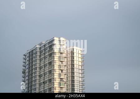 Modernes neues Wohngebäude. Mehrstöckige und stilvolle Immobilien. Stockfoto