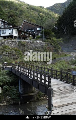 Yudanaka, Nagano, Japan, 2021-21-10 , Jigokudani Hot Spring Korakukan im Snow Monkey Park in der Nähe von Yudanaka onsen in der Präfektur Nagano, Japan. Stockfoto