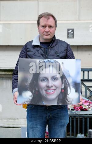 London, Großbritannien. Richard Ratcliffe, Ehemann des inhaftierten britisch-iranischen Nazanin, hält ein Foto seiner Frau hoch, während er sich in einen zweiten Hungerstreik begibt Stockfoto