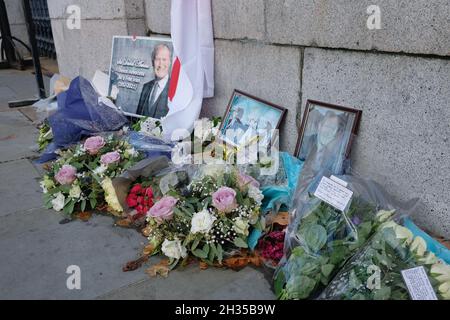 London, Großbritannien. Blumengebete für den ermordeten Abgeordneten Sir David Amess liegen vor den Toren des parlaments in Westminster. Stockfoto