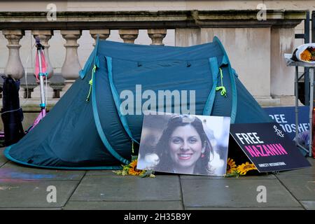 London, Großbritannien. Ein Bild der inhaftierten britisch-iranischen Nazanin Zaghari-Ratclifffe ruht vor dem Zelt von Ehemann Richard, während er einen zweiten Hungerstreik führt. Stockfoto