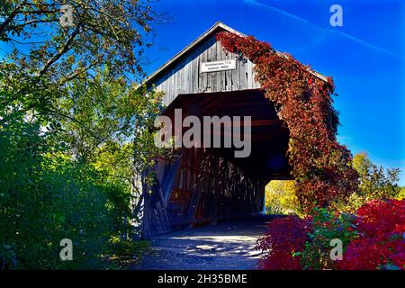 Eine einspurige hölzerne überdachte Brücke wurde nun zurückgezogen und als Park und Touristenattraktion in der Nähe von Smith Creek New Brunswick Canada genutzt. Stockfoto