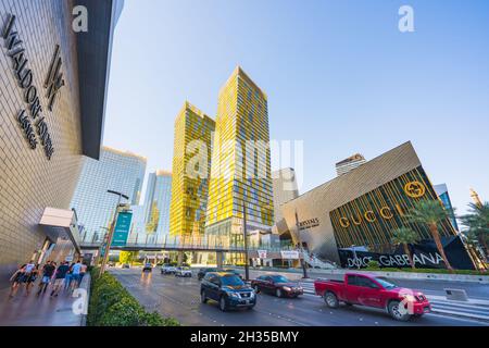 Las Vegas, Nevada, USA - 1. Oktober 2021 Downtown Las Vegas. Moderne Wohngebäude, und und und Aria Resort und Casino, Blick auf die Straße Stockfoto