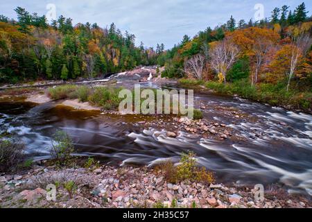 Die Chippewa Falls befinden sich im Distrikt Algoma im Norden von Ontario, Kanada. Stockfoto