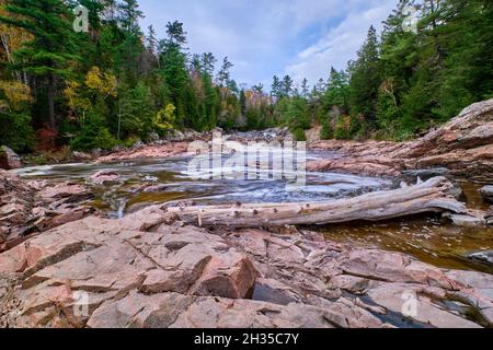 Die Chippewa Falls befinden sich im Distrikt Algoma im Norden von Ontario, Kanada. Stockfoto