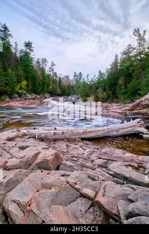 Die Chippewa Falls befinden sich im Distrikt Algoma im Norden von Ontario, Kanada. Stockfoto