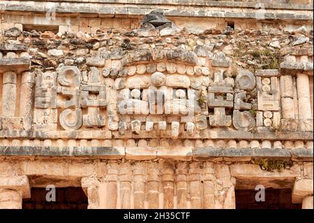 Nahaufnahme der Steinkastenmaske Bas-Relief an der Fassade des Palastes an den Maya-Ruinen von Sayil, Yucatan, Mexiko Stockfoto