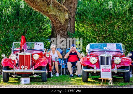 Ein 1952 MG TD Mark II und ein 1955 MG TF 1500 Midget werden beim 31. Jährlichen British Car Festival am 24. Oktober 2021 in Fairhope, Alabama, ausgestellt. Stockfoto