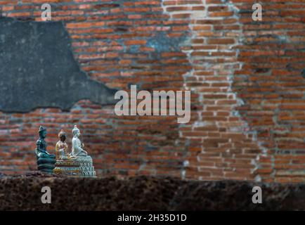 Aytthaya, Thailand, 22 Aug 2020 : drei kleine buddha-Statue und Wand aus alten roten Backsteinen im Wat Ratchaburana im Historischen Park Von A Stockfoto