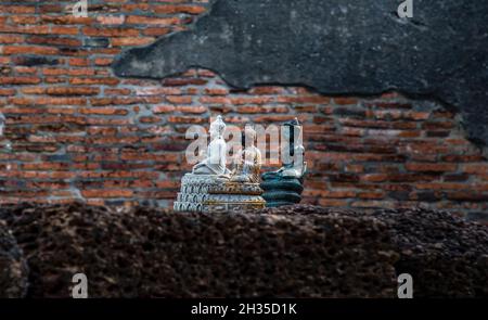 Aytthaya, Thailand, 22 Aug 2020 : drei kleine buddha-Statue und Wand aus alten roten Backsteinen im Wat Ratchaburana im Historischen Park Von A Stockfoto