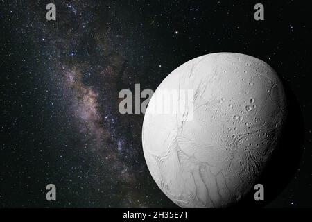 Enceladus, Mond des Planeten Saturn vor der Milchstraßengalaxie Stockfoto