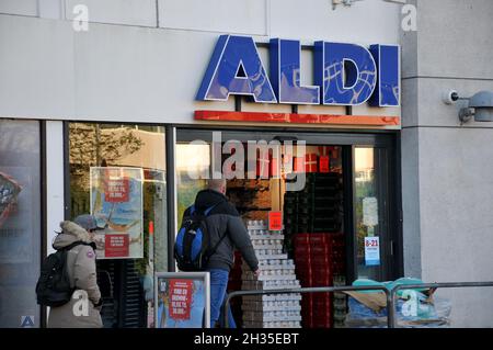 Kopenhagen /Dänemark / 25. Oktober 2021 /Deutshce Aldi Lebensmittelgeschäft oder Lebensmittelgeschäft in der dänischen Hauptstadt Kastrup Kopenhagen Dänemark. (Foto. FRRcis Joseph Dean/Dean Pictures) Stockfoto