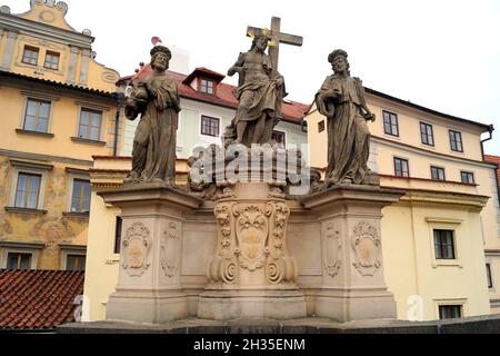 Statue des Heiligen Erlösers mit Hl. Cosmas und Damian, installiert auf der Nordseite der Karlsbrücke, Prag, Tschechische Republik Stockfoto