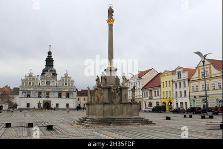 Mariensäule am Masaryk-Platz, Renaissance-Rathaus im Hintergrund, Stribro, Tschechische Republik Stockfoto