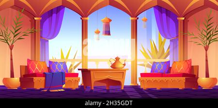 Wohnzimmer im arabischen Stil mit Sofas, Tisch, Kissen, Palmen und Lampen. Vektor Cartoon Interieur des arabischen Hauses mit Fenstern, Kissen mit goldenem Ornament und Teekannen Stock Vektor
