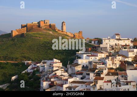 Alora Castle glühend rot kurz vor Sonnenuntergang über der weißen Stadt Alora in Malaga, Andalusien, Spanien Stockfoto