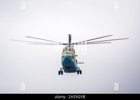 Moskau, Russland - 05. Mai 2021: Der Hubschrauber Mi-26 fliegt während der Parade zum Siegestag in Moskau über den Roten Platz Stockfoto