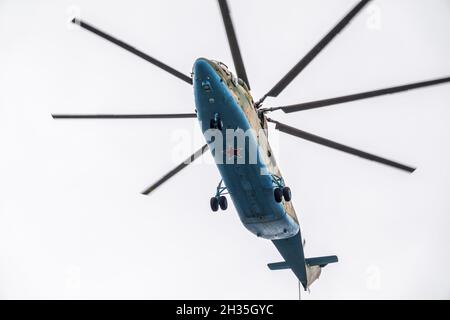 Moskau, Russland - 05. Mai 2021: Der Hubschrauber Mi-26 fliegt während der Parade zum Siegestag in Moskau über den Roten Platz Stockfoto