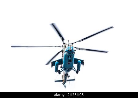 Moskau, Russland - 09. Mai 2021: Mi-35M attackiert Hubschrauber am Himmel über Moskau während der Parade zum Jahrestag des Sieges in der Grea Stockfoto