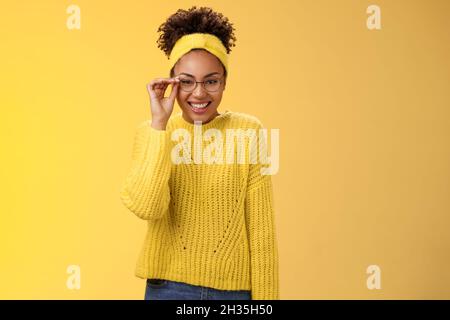 Niedlich clever beste Student College Mädchen afroamerikanischen Touch-Brille Nase lächelnd breit Arbeit Teilzeit Tutor Kinder englischunterricht lächelnd Stockfoto