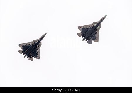 Moskau, Russland - 09. Mai 2021: Sukhoi SU-57-Schwerverbrecher fliegt während der Parade am 9. Mai in Moskau über den Roten Platz Stockfoto