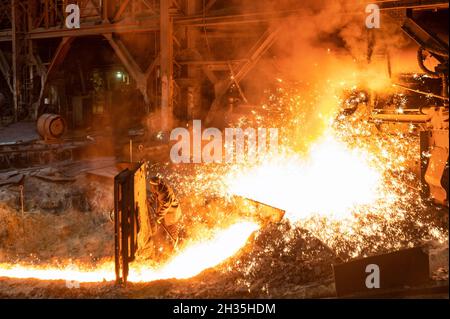 Hochofen, Produktion von Gusseisen. Aus dem metallurgischen Ofen gegossenes Metall Stockfoto