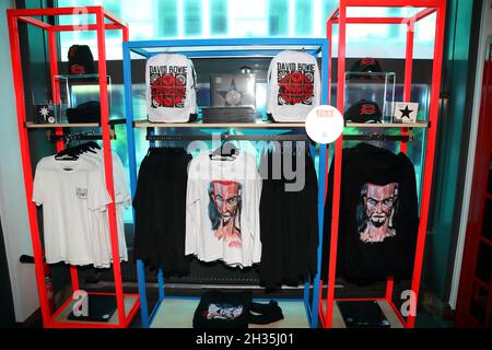 London, Großbritannien, 25. Oktober. In der Heddon Street eröffnete ein Pop-up-Geschäft, um zu markieren, was sein 75. Geburtstag gewesen wäre und David Bowie Waren angeboten hätte. Stockfoto