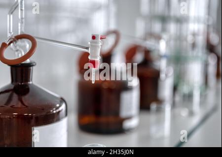 Chemielabor alle Arten von Kolben, Röhrchen und Wasserhähnen Stockfoto