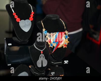 London, Großbritannien, 25. Oktober. In der Heddon Street eröffnete ein Pop-up-Geschäft, um zu markieren, was sein 75. Geburtstag gewesen wäre und David Bowie Waren angeboten hätte. Stockfoto