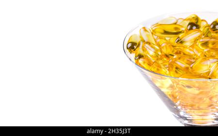 Transparentes Glasgefäß mit Fischöl orange gelbe Weichkapseln Fischöl Omega 3 oder Omega 6, Vitamin A, D, E isoliert auf weißem Hintergrund mit Stockfoto