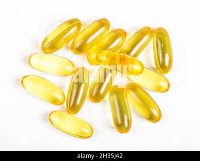 Fischöl orange gelb Softgels Kapseln Fischöl Omega 3 isoliert auf weißem Hintergrund. Gesunde Ernährung Konzept Stockfoto