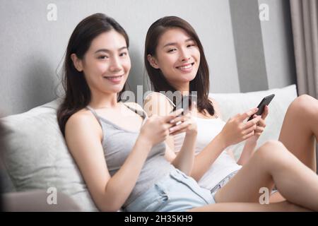 Telefone mit besten Freunden spielen Stockfoto