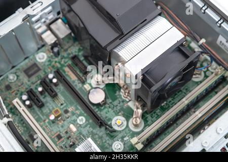 Woodville, Australien - 15. Oktober 2021: Geschlossene Draufsicht des CPU-Kühlers in einem kleinen Business-Desktop Stockfoto