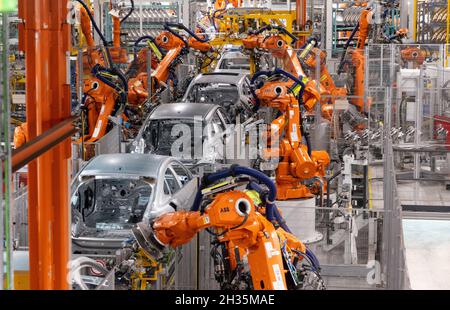 München, Deutschland. Oktober 2021. Roboter von ABB arbeiten an der Karosserie verschiedener BMW-Modelle im Stammwerk. Quelle: Daniel Josling/dpa/Alamy Live News Stockfoto