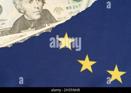 Flagge der Europäischen Union und Dollarnoten Stockfoto