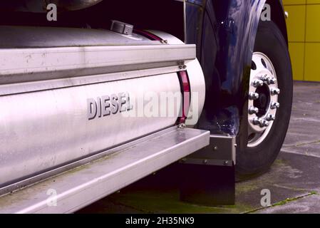 Ein LKW und ein Tank mit Diesel Stockfoto