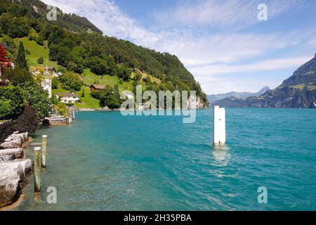 Großer See im Schweizer Kanton Uri. Mehrere Gebäude von Bauen direkt am Seeufer sind zu sehen. See der vier Waldkantone. Stockfoto