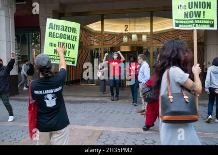 New York, Usa. Oktober 2021. Unterstützer der Organisation einer Gewerkschaft bei Amazon Staten Island Lagerhaus-Kundgebung vor dem Außenbüro des NLRB in 2 MetroTech. Die NLRB räumte ein, dass sie eine Untersuchung in dieser Angelegenheit einleiten werden. Einige Unterstützer trugen rote Overalls in Bezug auf das Netflix Money Heist-Drama, das symbolisiert, dass Amazon seinen Arbeitern Geld raubt. (Foto von Lev Radin/Pacific Press) Quelle: Pacific Press Media Production Corp./Alamy Live News Stockfoto