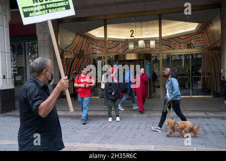 New York, Usa. Oktober 2021. Unterstützer der Organisation einer Gewerkschaft bei Amazon Staten Island Lagerhaus-Kundgebung vor dem Außenbüro des NLRB in 2 MetroTech. Die NLRB räumte ein, dass sie eine Untersuchung in dieser Angelegenheit einleiten werden. Einige Unterstützer trugen rote Overalls in Bezug auf das Netflix Money Heist-Drama, das symbolisiert, dass Amazon seinen Arbeitern Geld raubt. (Foto von Lev Radin/Pacific Press) Quelle: Pacific Press Media Production Corp./Alamy Live News Stockfoto