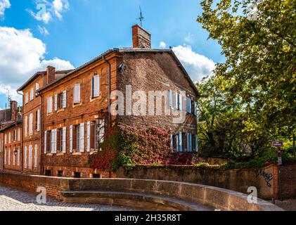 Herrliches kleines Haus mit Blick auf die Kathedrale Sainte Cécile in Albi, im Tarn, in Occitanien, Frankreich Stockfoto