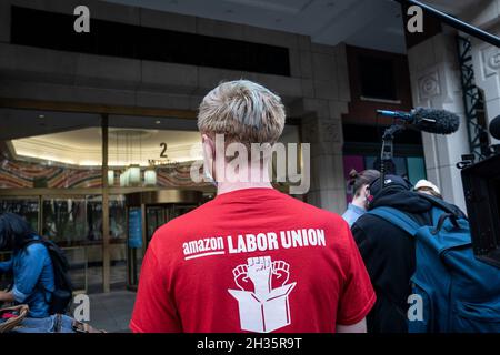 New York, Usa. Oktober 2021. Unterstützer der Organisation einer Gewerkschaft bei Amazon Staten Island Lagerhaus-Kundgebung vor dem Außenbüro des NLRB in 2 MetroTech. Die NLRB räumte ein, dass sie eine Untersuchung in dieser Angelegenheit einleiten werden. Einige Unterstützer trugen rote Overalls in Bezug auf das Netflix Money Heist-Drama, das symbolisiert, dass Amazon seinen Arbeitern Geld raubt. (Foto von Lev Radin/Pacific Press) Quelle: Pacific Press Media Production Corp./Alamy Live News Stockfoto